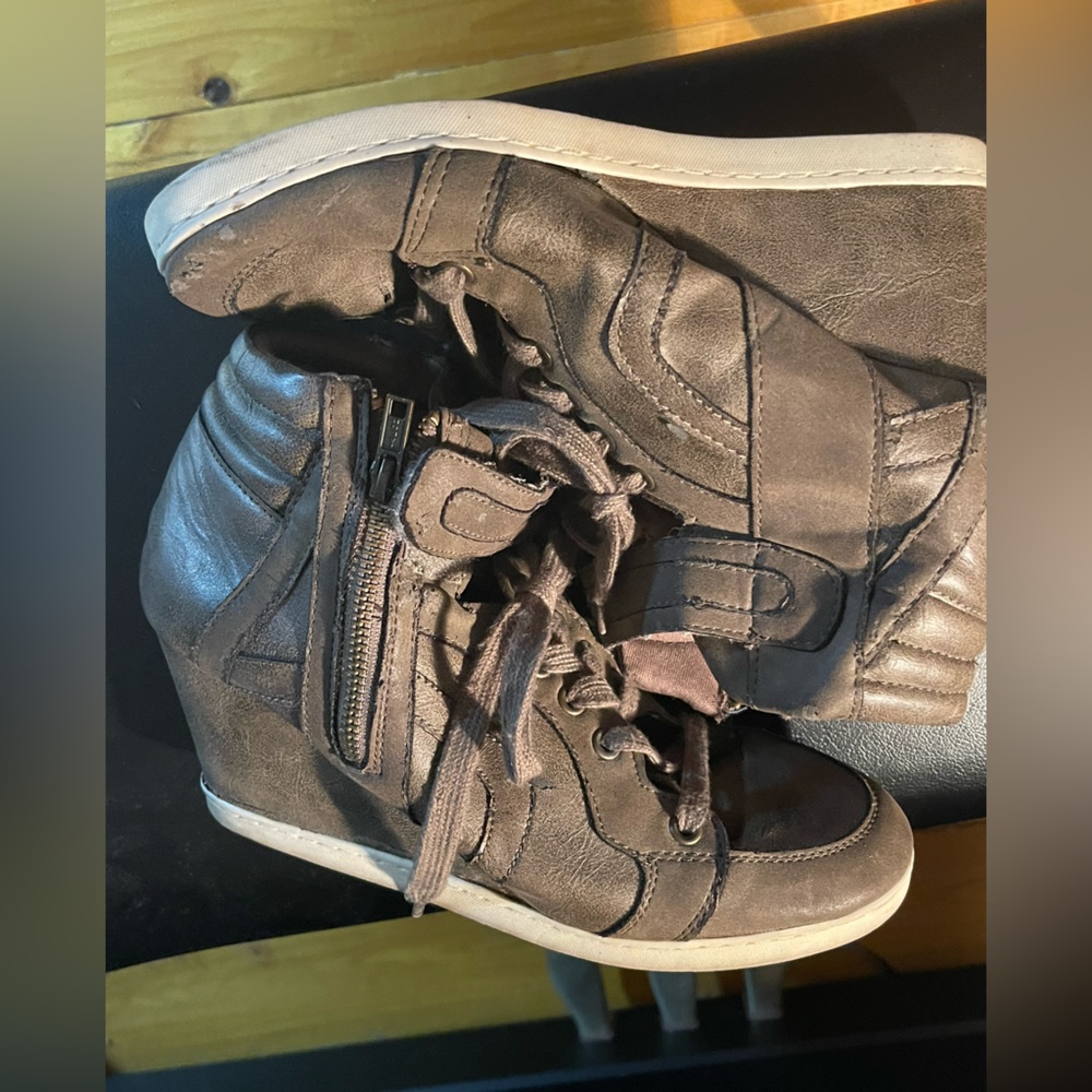 Cute ladies wedge heel sneakers in a size 10 greenish brownish color